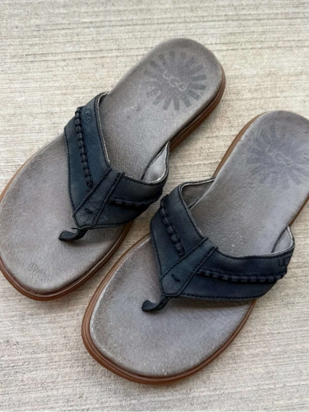 UGG 1002246 Men’s Size 8 Black Leather Flip Flop Thong Sandals Brown Sole